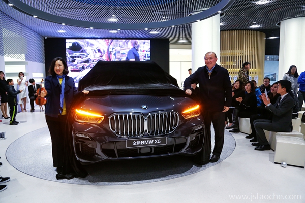 2-南京宁宝总经理及现场订车客户为大家揭开全新BMW X5神秘面纱.jpg