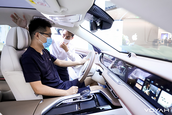 3-现场来宾体验岚图FREE.jpg 3-现场来宾体验岚图FREE.jpg