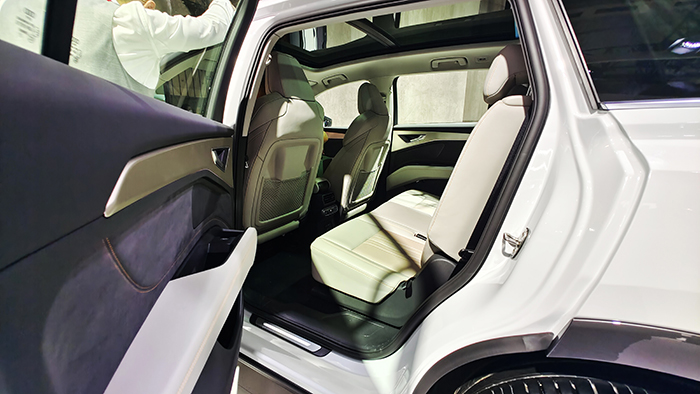 奥迪8.jpg 奥迪8.jpg