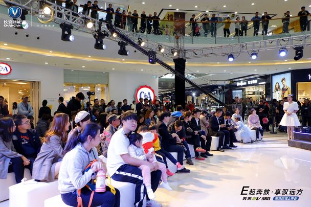10月27日,奔奔EV360南京区域上市会在南京江宁万达完美落幕。E起奔放,享驭远方,在这个古老和现代完美交融的城市里,长安奔奔EV360焕新而来,新车共推出标准、时尚、豪华三款车型 ,综合补贴后售价5.98-7.18万元。 10月27日,奔奔EV360南京区域上市会在南京江宁万达完美落幕。E起奔放,享驭远方,在这个古老和现代完美交融的城市里,长安奔奔EV360焕新而来,新车共推出标准、时尚、豪华三款车型 ,综合补贴后售价5.98-7.18万元。