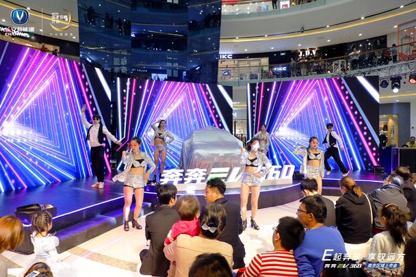 10月27日,奔奔EV360南京区域上市会在南京江宁万达完美落幕。E起奔放,享驭远方,在这个古老和现代完美交融的城市里,长安奔奔EV360焕新而来,新车共推出标准、时尚、豪华三款车型 ,综合补贴后售价5.98-7.18万元。 10月27日,奔奔EV360南京区域上市会在南京江宁万达完美落幕。E起奔放,享驭远方,在这个古老和现代完美交融的城市里,长安奔奔EV360焕新而来,新车共推出标准、时尚、豪华三款车型 ,综合补贴后售价5.98-7.18万元。